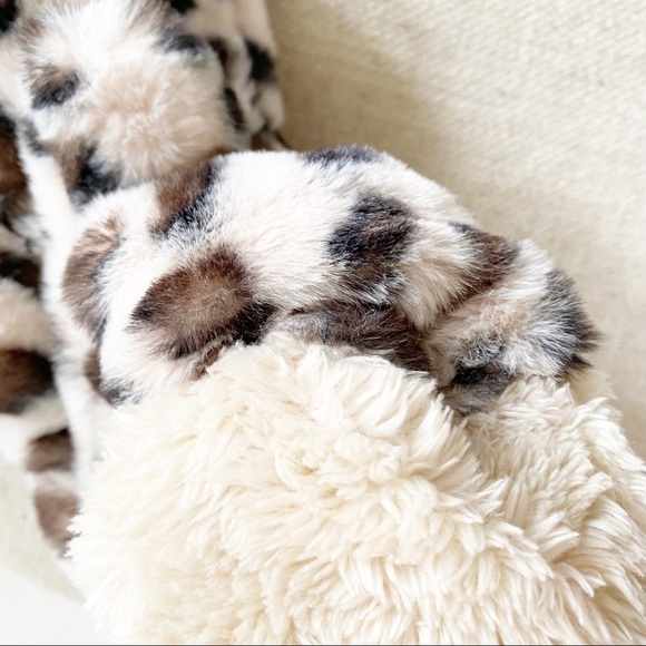 Urban Outfitters fuzzy leopard mittens - Picture 7 of 7